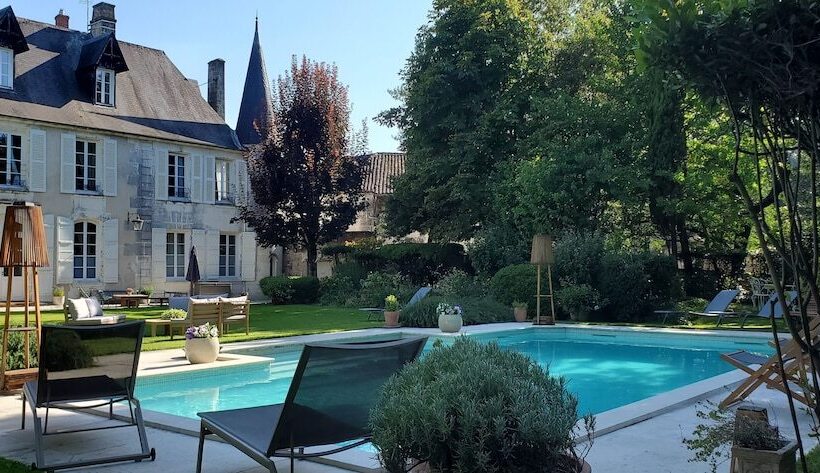 بنسيون Logis Des Tourelles