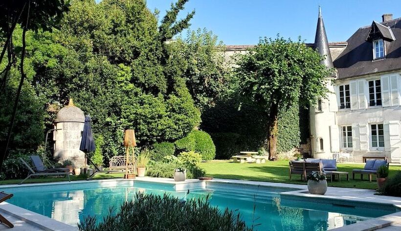 بنسيون Logis Des Tourelles