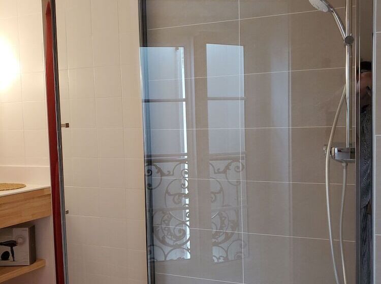 بنسيون Logis Des Tourelles