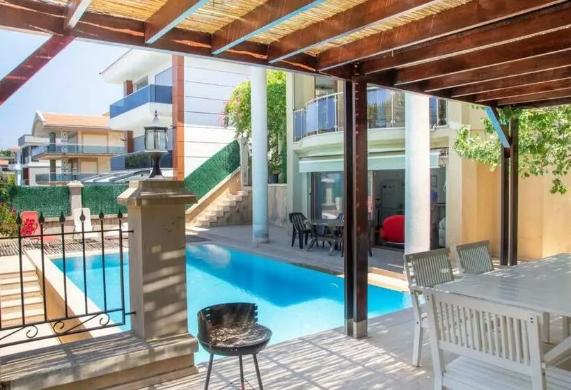 Enchanting Villa With Backyard In Cesme Near Beach