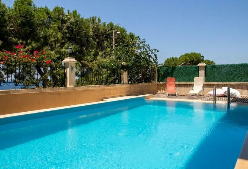 Enchanting Villa With Backyard In Cesme Near Beach