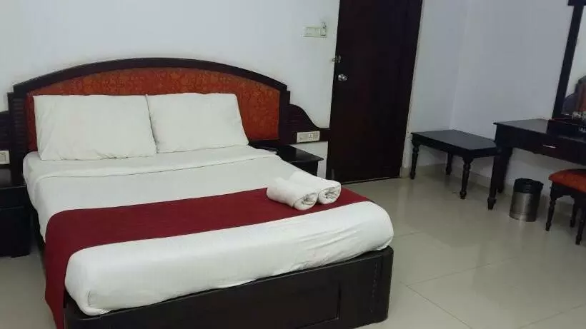 ホテル Gee Bee Palace