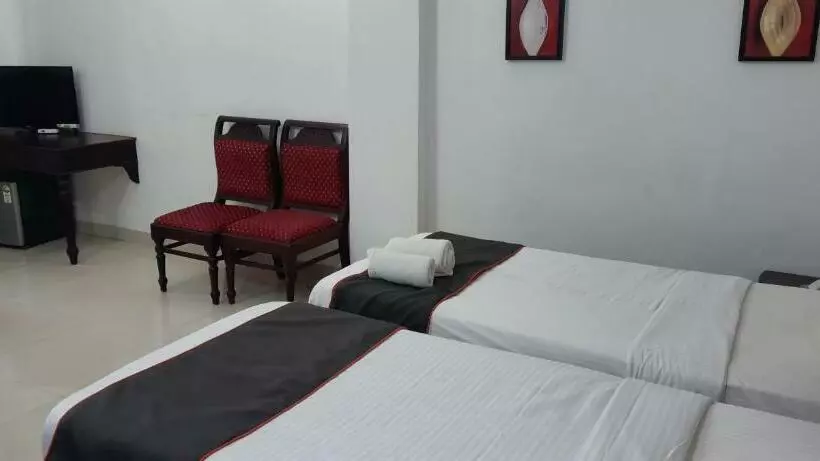 ホテル Gee Bee Palace