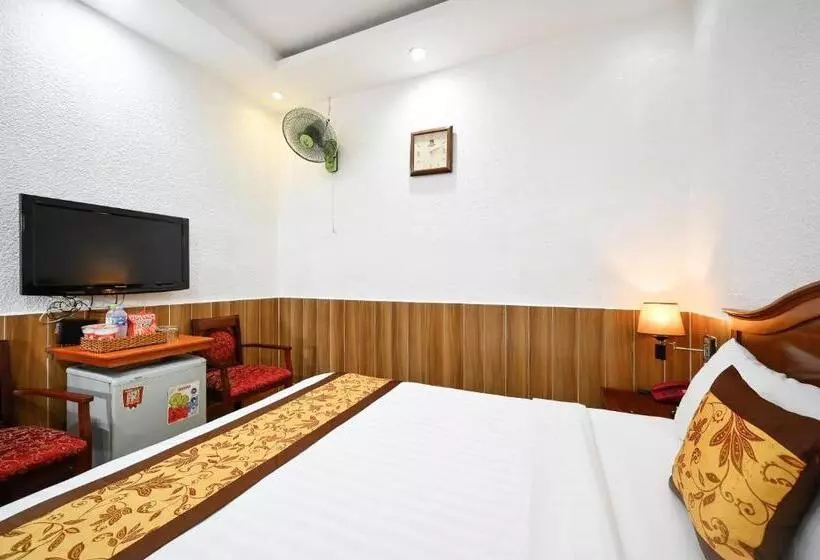 Queen Hotel Saigon Airport