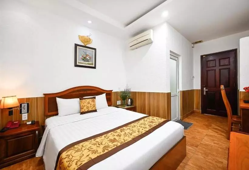 Queen Hotel Saigon Airport