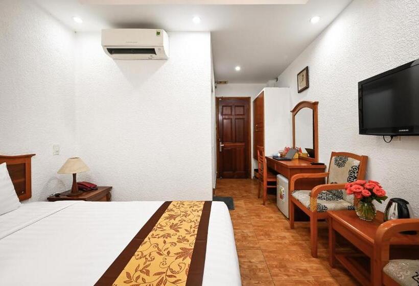 Queen Hotel Saigon Airport