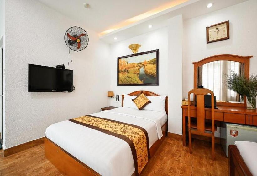 Queen Hotel Saigon Airport