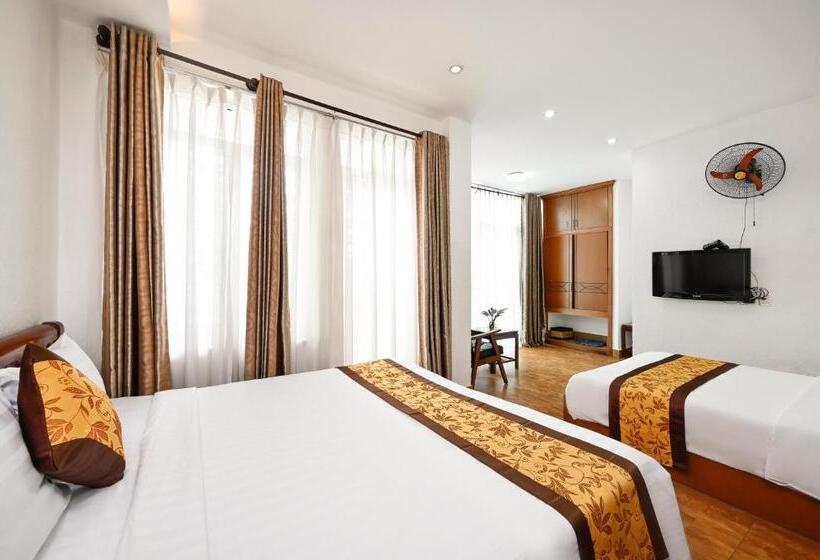 Queen Hotel Saigon Airport