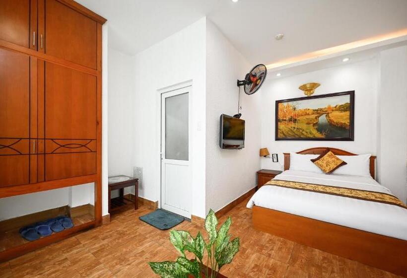 Queen Hotel Saigon Airport