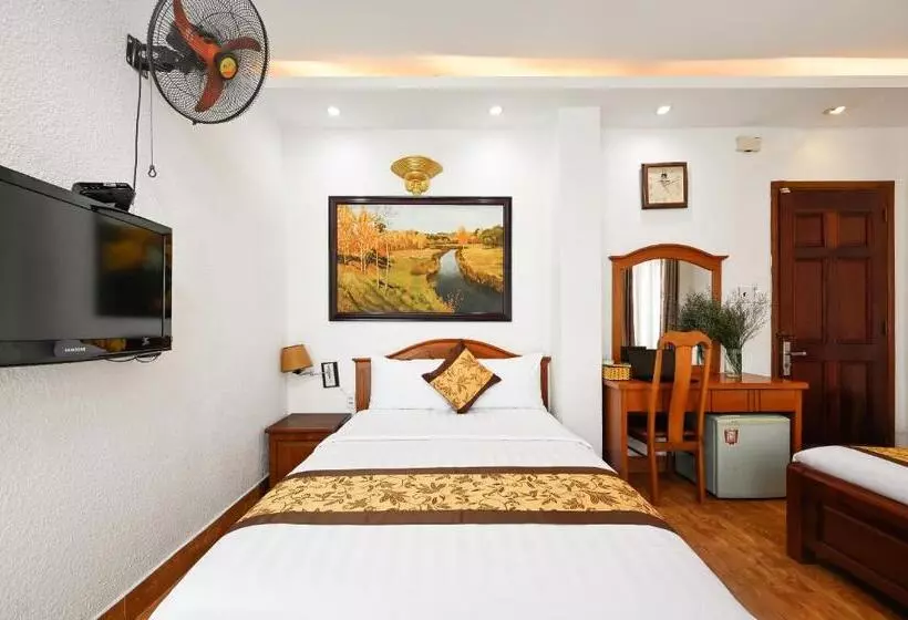 Queen Hotel Saigon Airport