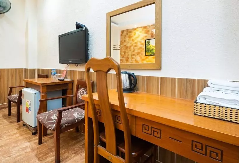 Queen Airport Hotel Saigon