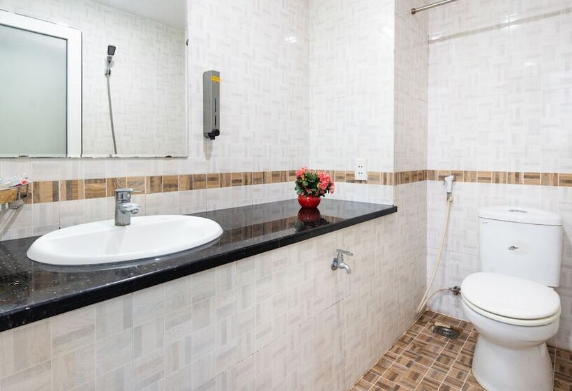 Queen Airport Hotel Saigon