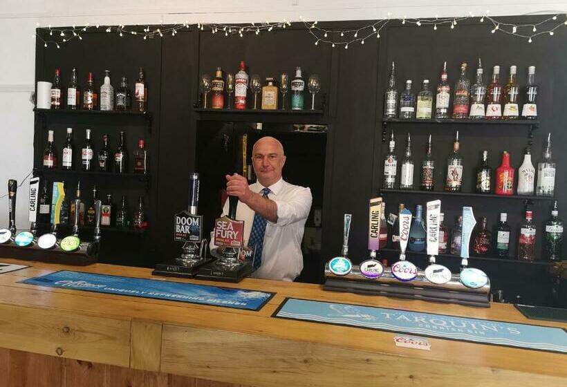 Отель Tintagel Arms Bed And Breakfast