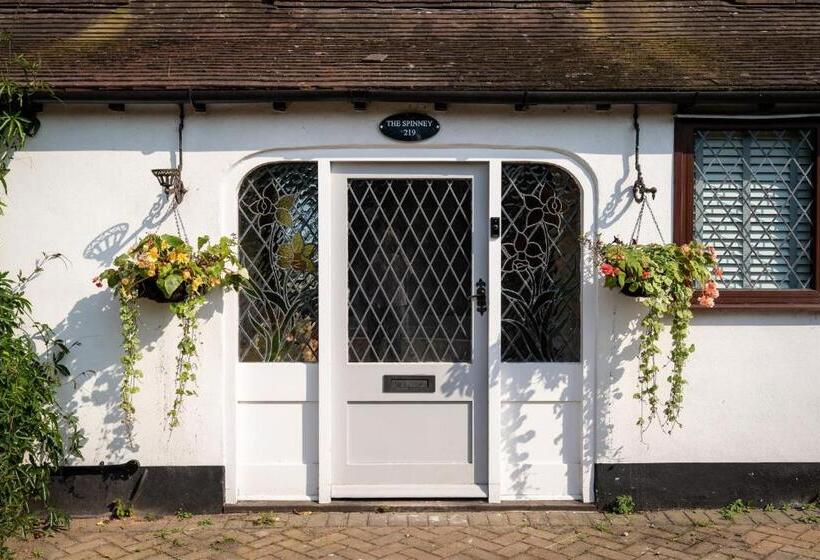 The Spinney   Spectacular Views Over The Bay And Close To Beach With Parking