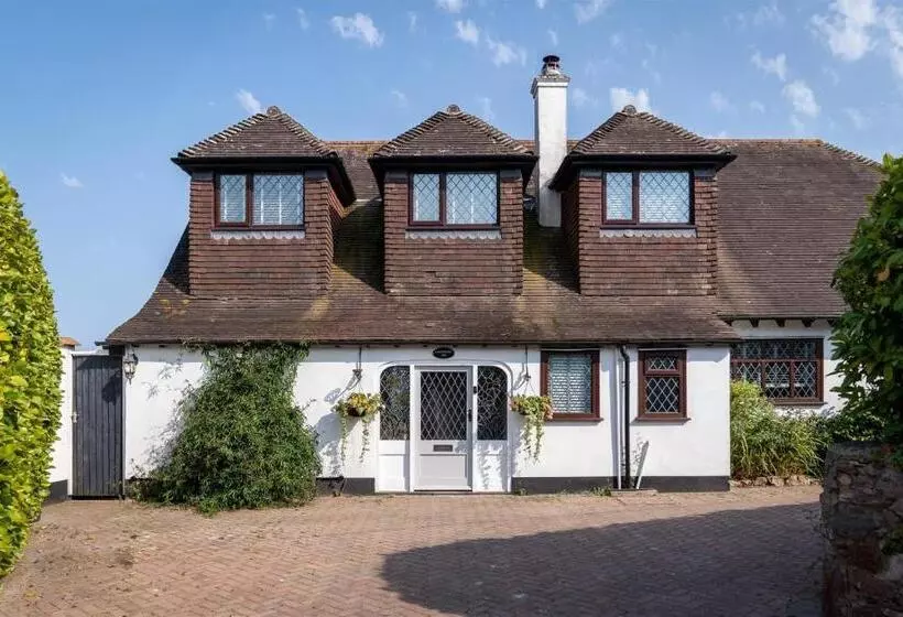 The Spinney Spectacular Views Over The Bay And Close To Beach With Parking