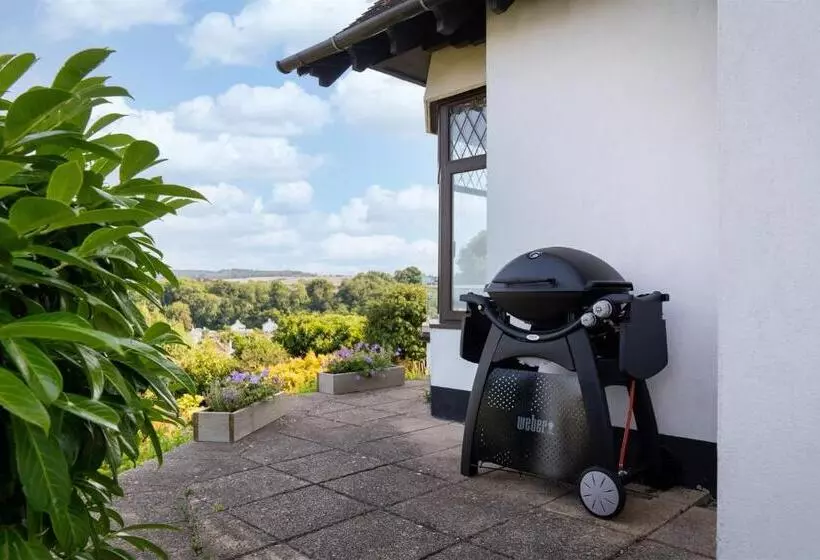 The Spinney Spectacular Views Over The Bay And Close To Beach With Parking