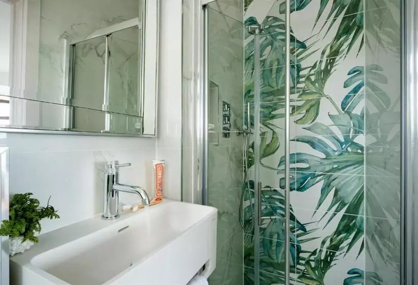 The Spinney Spectacular Views Over The Bay And Close To Beach With Parking