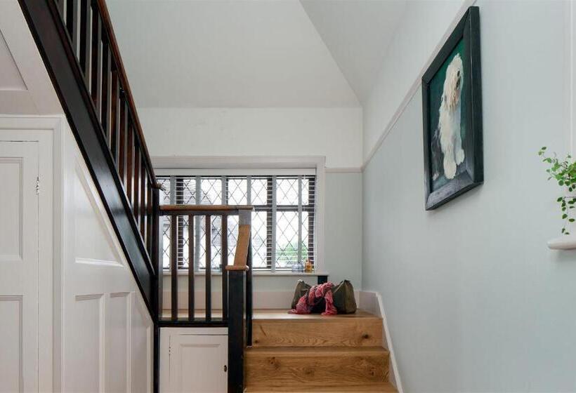 The Spinney   Spectacular Views Over The Bay And Close To Beach With Parking