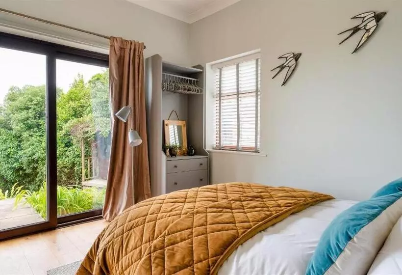 The Spinney Spectacular Views Over The Bay And Close To Beach With Parking