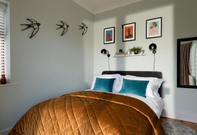 The Spinney   Spectacular Views Over The Bay And Close To Beach With Parking