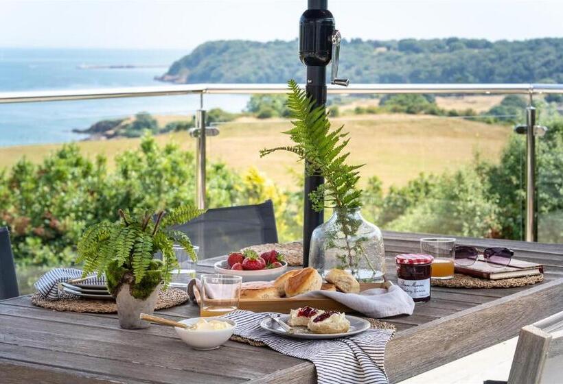 The Spinney   Spectacular Views Over The Bay And Close To Beach With Parking