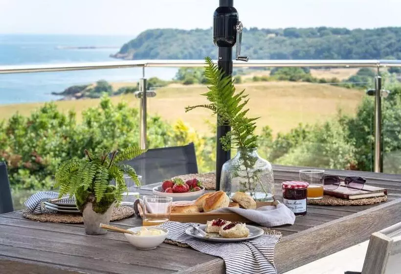 The Spinney Spectacular Views Over The Bay And Close To Beach With Parking