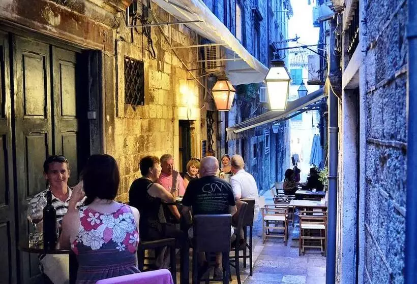 Отель Hamlet Bed & Breakfast