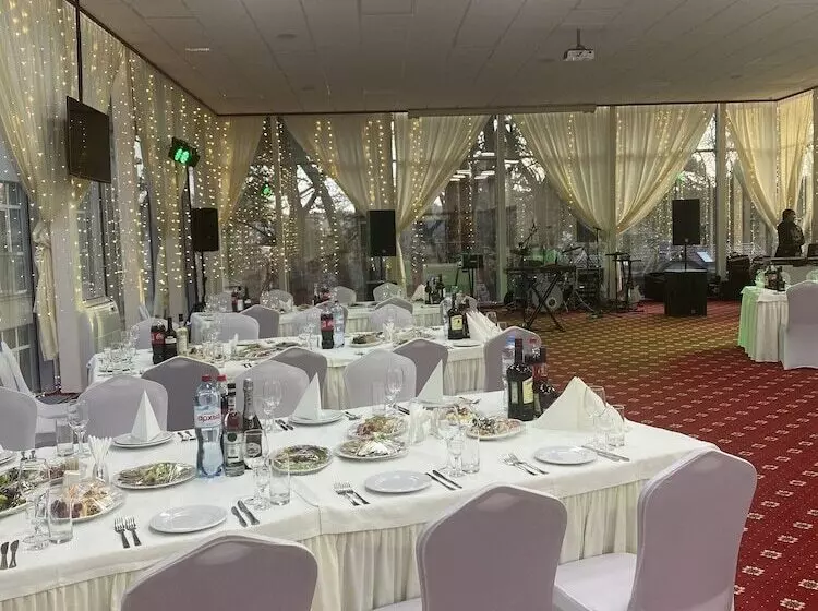 Отель Universal