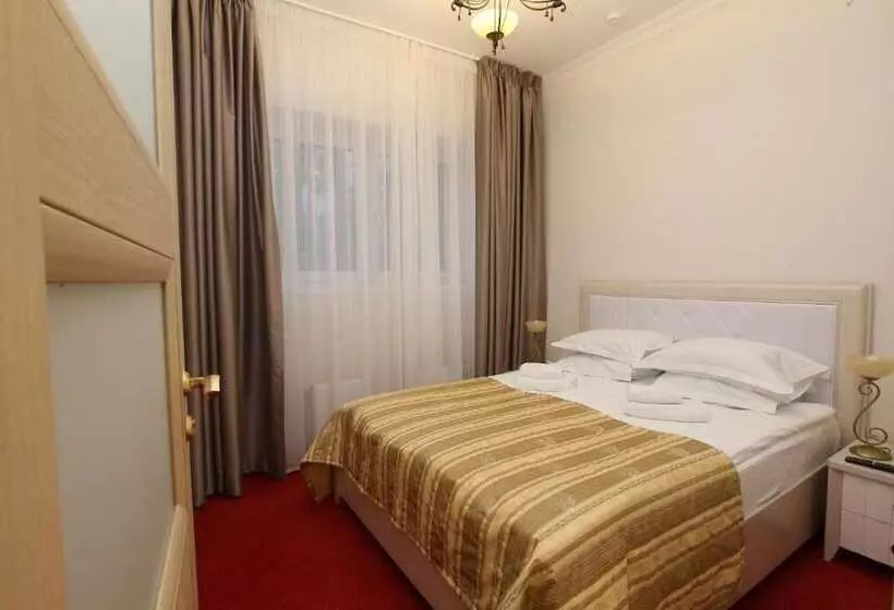 Отель Universal