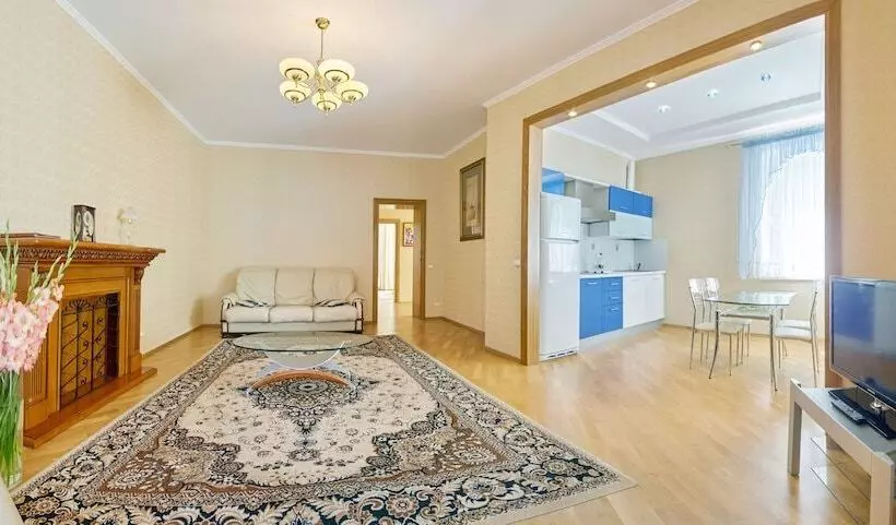 Отель Universal