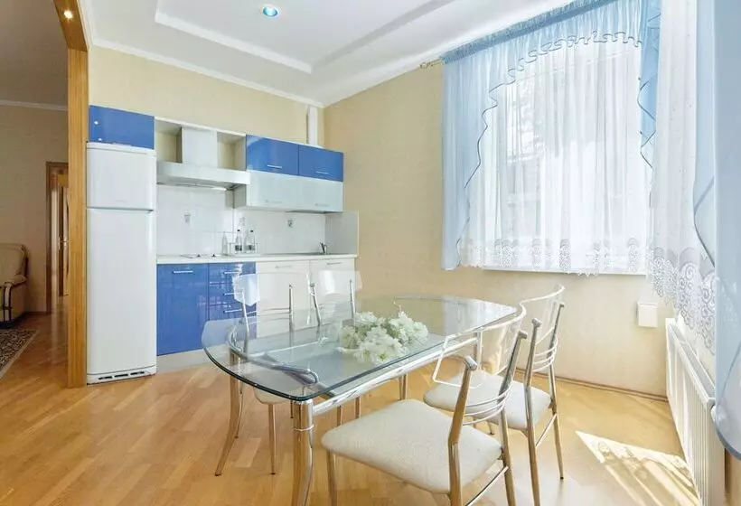 Отель Universal