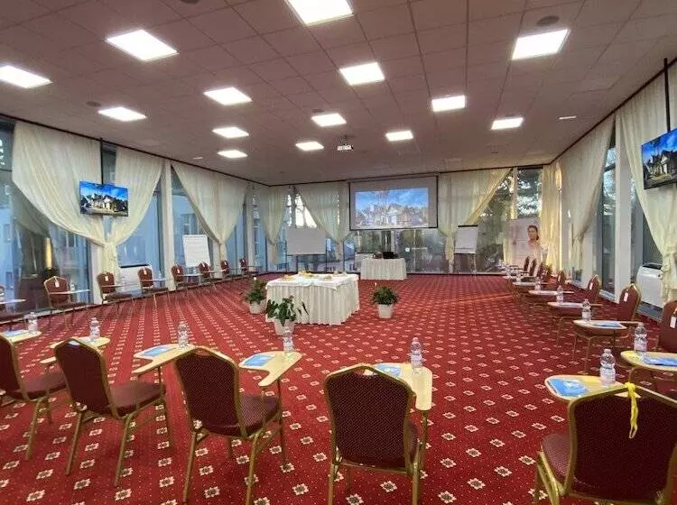 Отель Universal