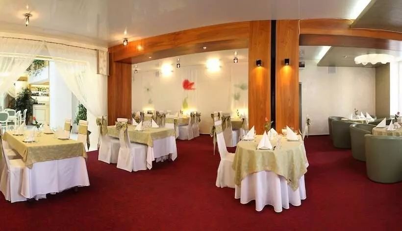 Отель Universal