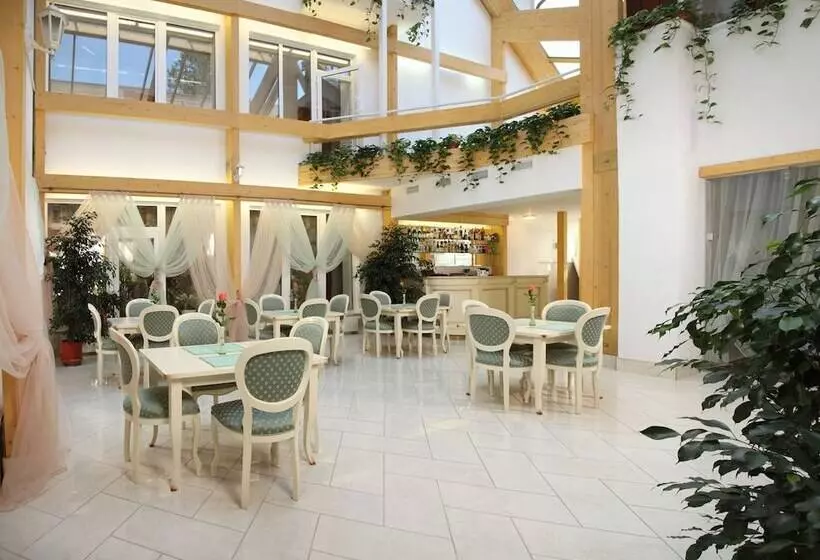 Отель Universal