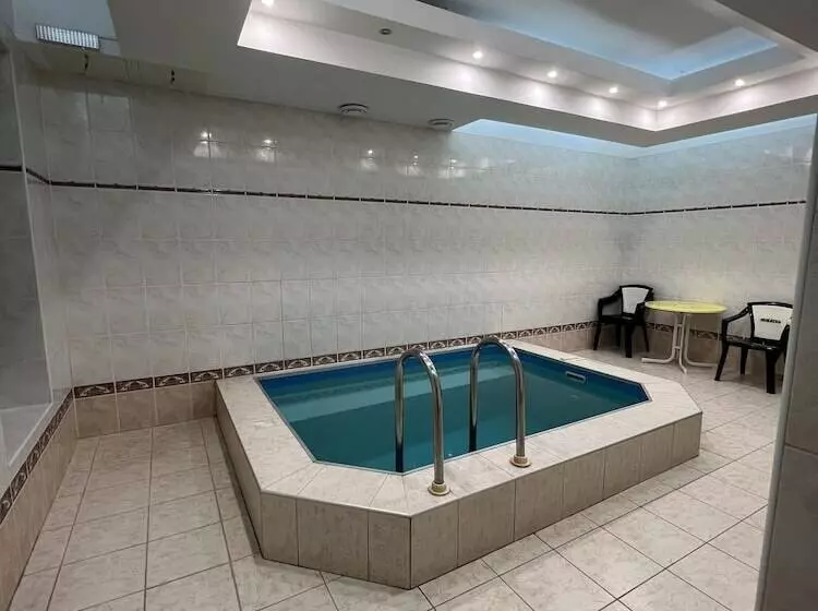 Отель Universal