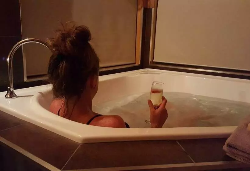 Aamiaismajoitus (B&B) Rustic Hut Bush Retreat