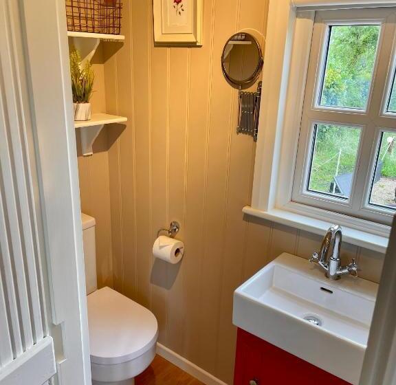 Sheelin Shepherds Hut 2 With Hot Tub