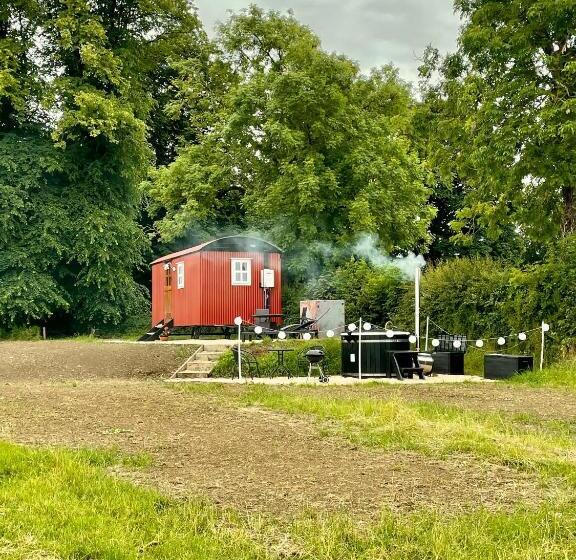 Sheelin Shepherds Hut 2 With Hot Tub