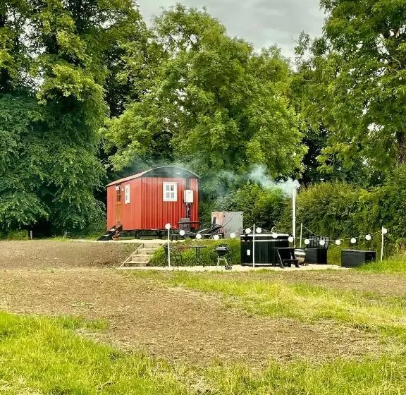 Sheelin Shepherds Hut 2 With Hot Tub