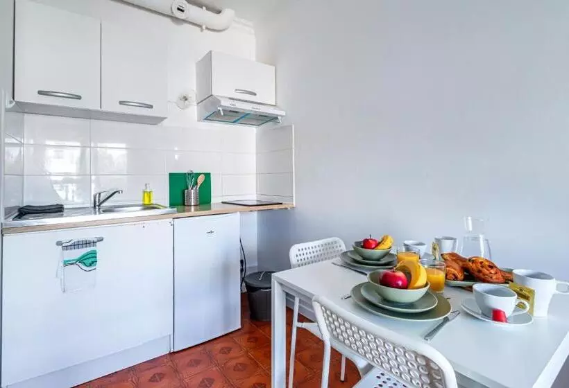 Appart Hotel Nuiteejour Versailles Saint Cyr L Ecole