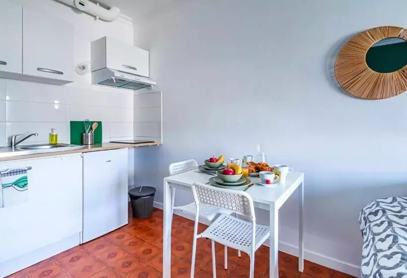 Appart Hotel Nuiteejour Versailles Saint Cyr L Ecole