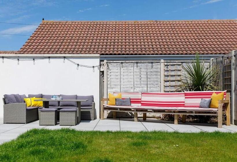 Delightful Seaside Hideaway 5 Mins To Beach