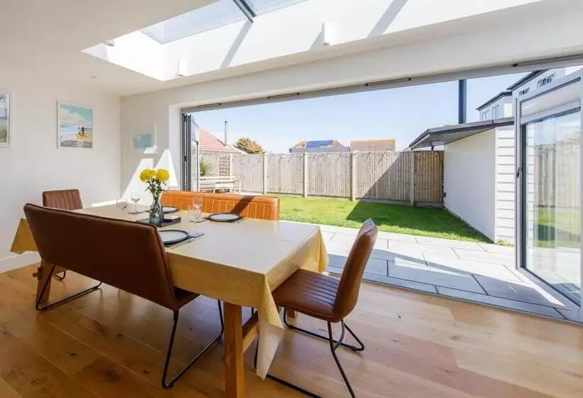 Delightful Seaside Hideaway 5 Mins To Beach