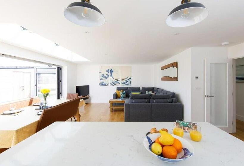 Delightful Seaside Hideaway 5 Mins To Beach