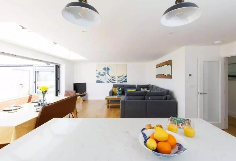 Delightful Seaside Hideaway 5 Mins To Beach