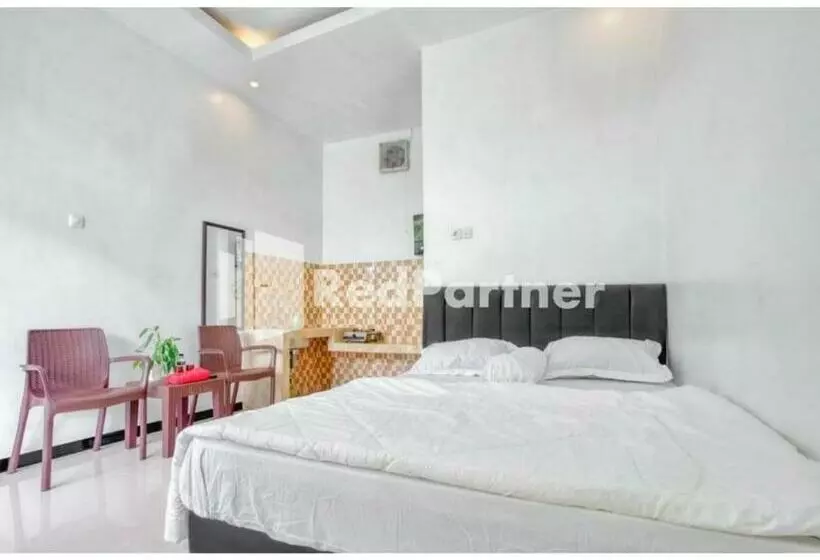 هتل Griya Rahayu Guesthouse Mitra Reddoorz Near Jatim Park 2 Batu