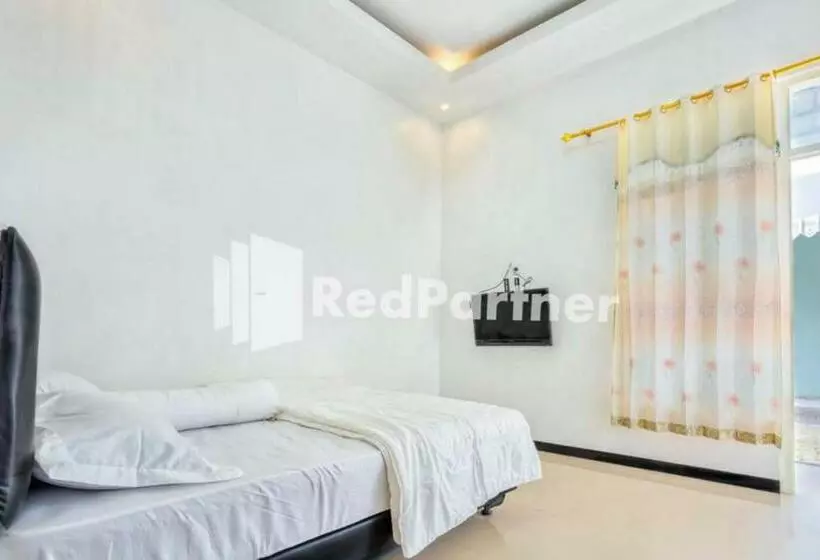 هتل Griya Rahayu Guesthouse Mitra Reddoorz Near Jatim Park 2 Batu