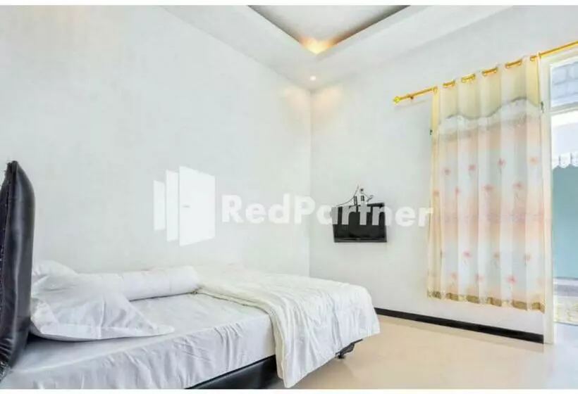 هتل Griya Rahayu Guesthouse Mitra Reddoorz Near Jatim Park 2 Batu
