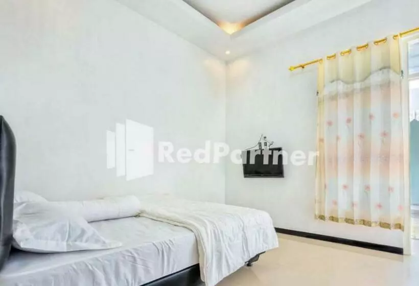 هتل Griya Rahayu Guesthouse Mitra Reddoorz Near Jatim Park 2 Batu
