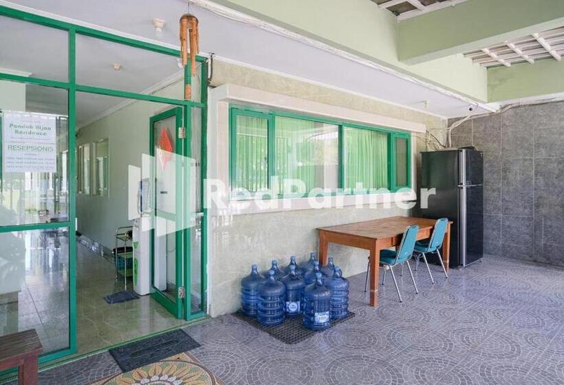 בית מלון כפרי Pondok Hijau Syariah Mitra Reddoorz At Citraland Surabaya